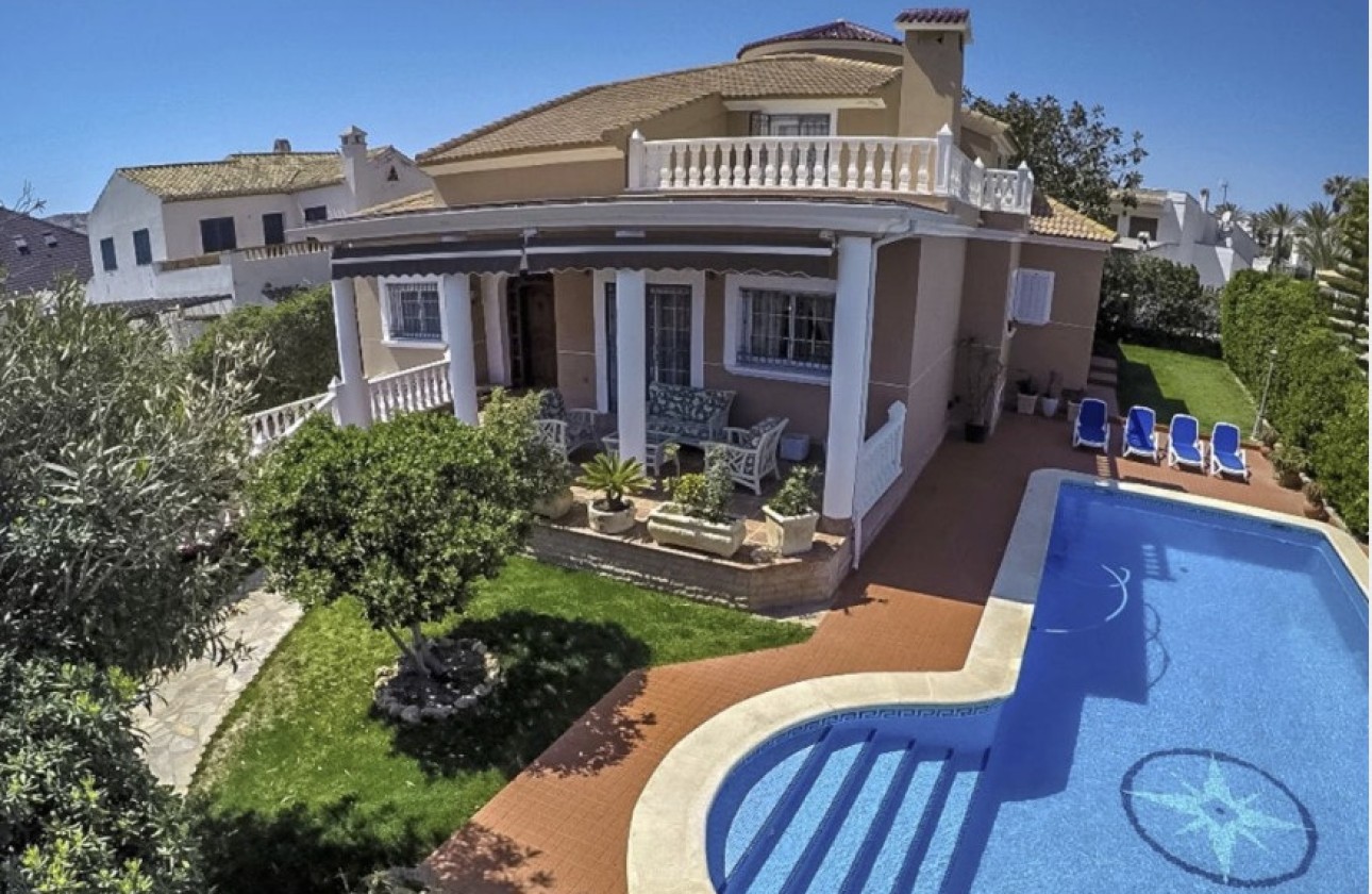 Herverkoop - Vrijstaande Villa -
La Mata - Costa Blanca
