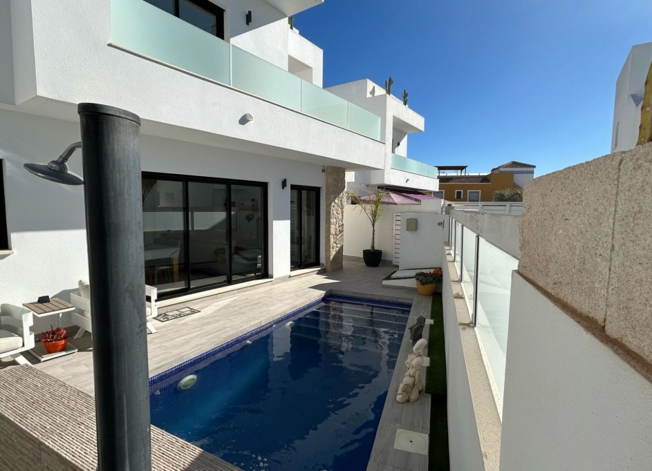 Herverkoop - Vrijstaande Villa -
Los Montesinos - La Herada