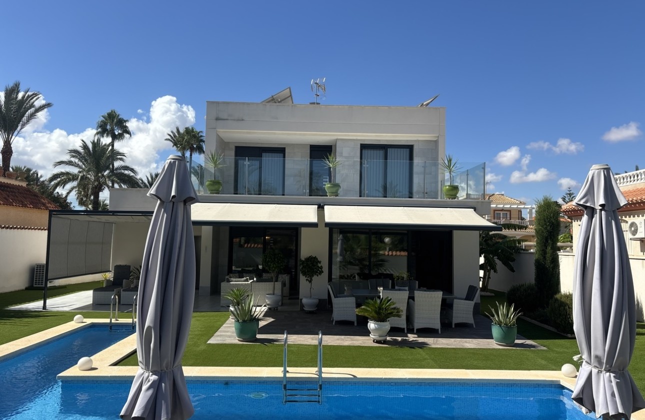 Herverkoop - Vrijstaande Villa -
Los Urrutias