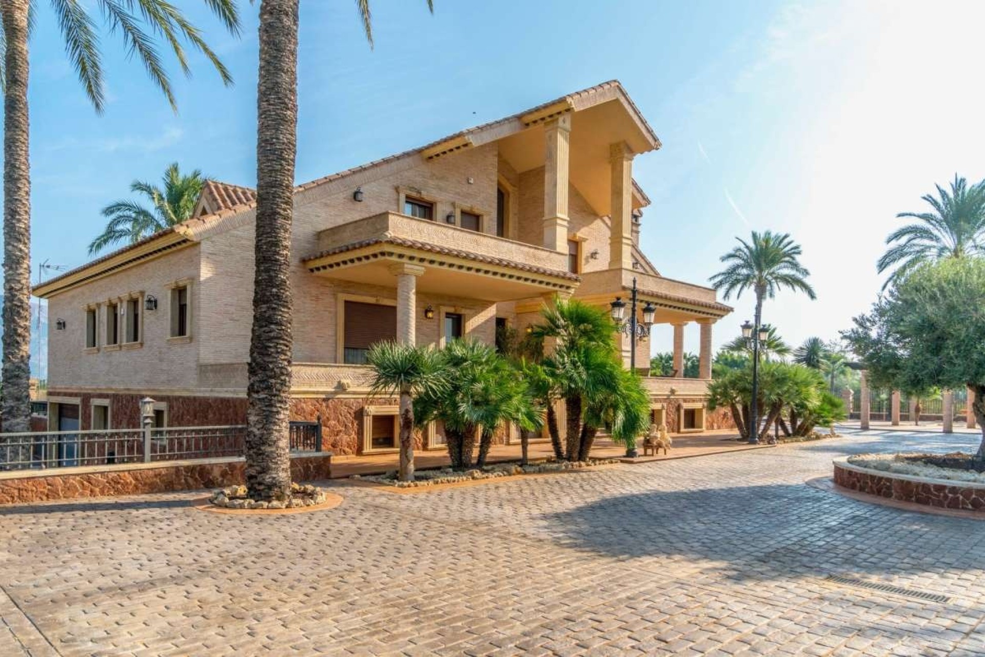 Herverkoop - Vrijstaande Villa -
Molins - Inland