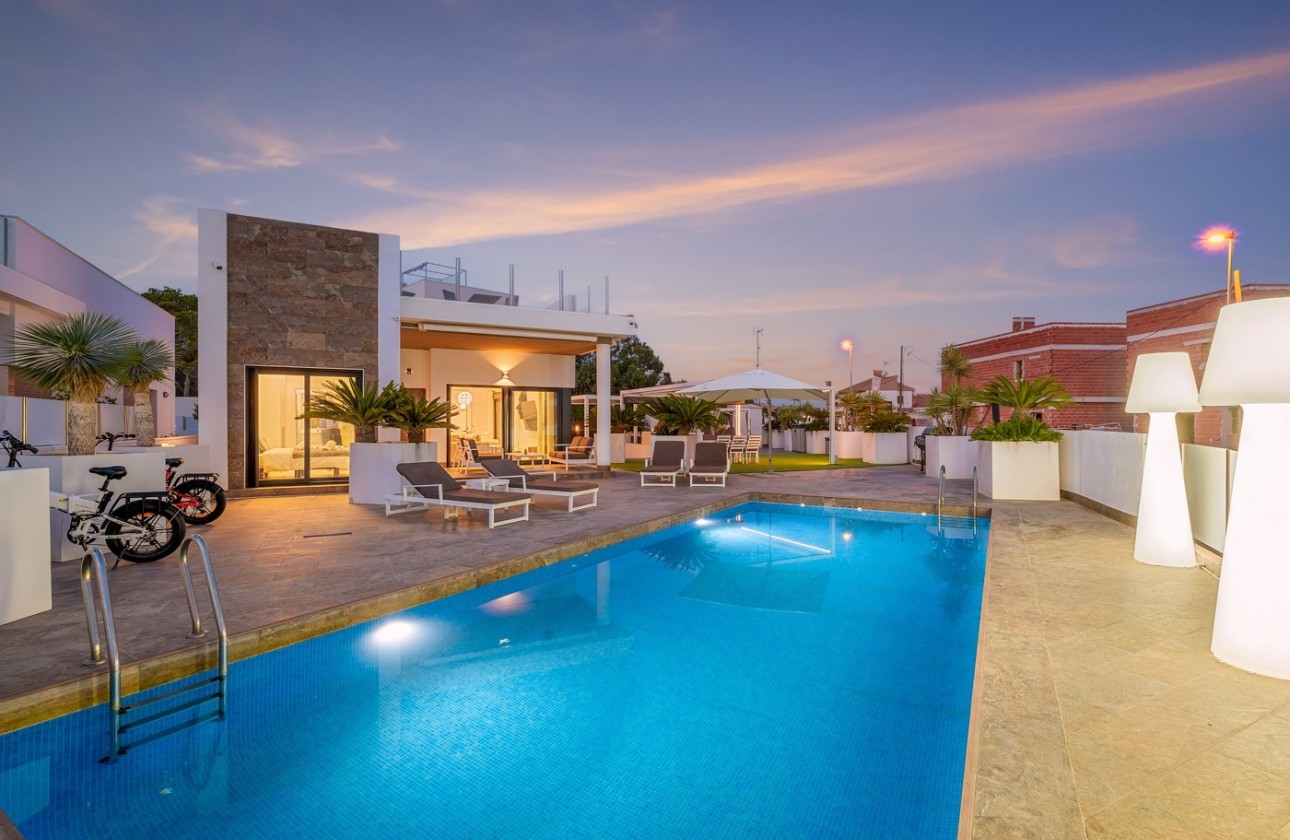 Herverkoop - Vrijstaande Villa -
Orihuela Costa - Villamartín