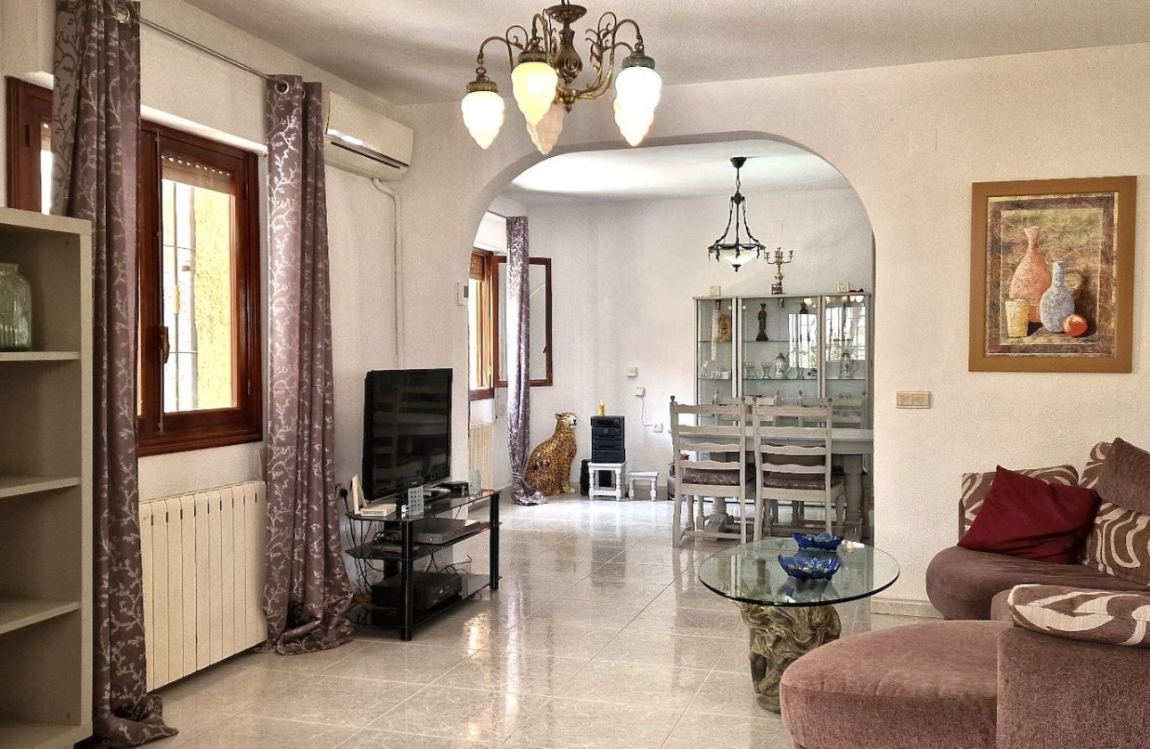 Herverkoop - Vrijstaande Villa -
Orihuela