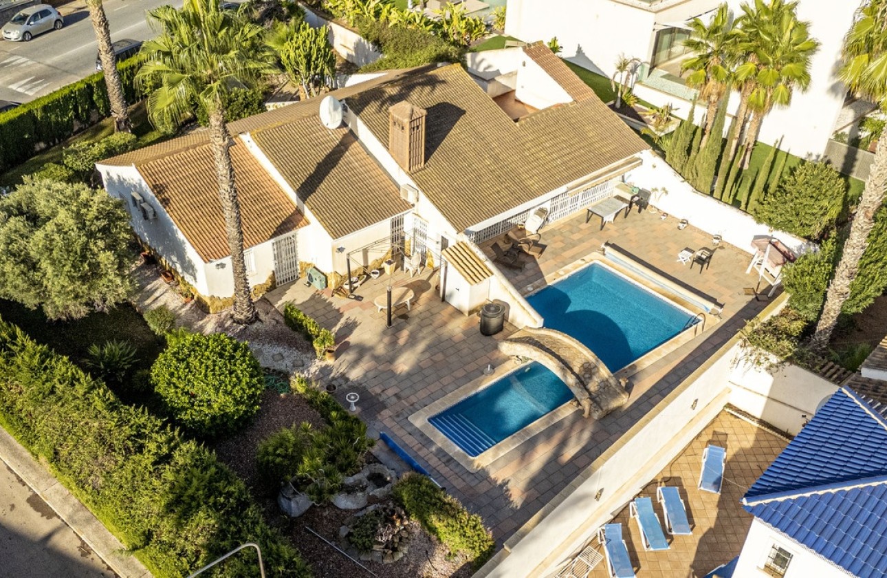 Herverkoop - Vrijstaande Villa -
Orihuela