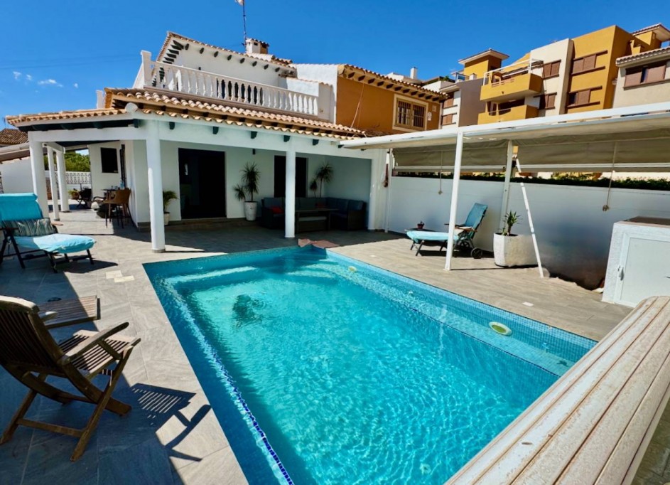 Herverkoop - Vrijstaande Villa -
Punta Prima