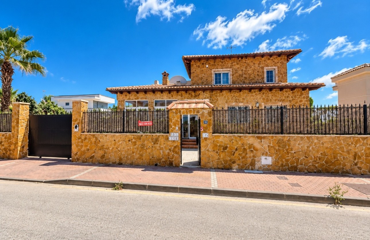 Herverkoop - Vrijstaande Villa -
San Fulgencio - La Escuera