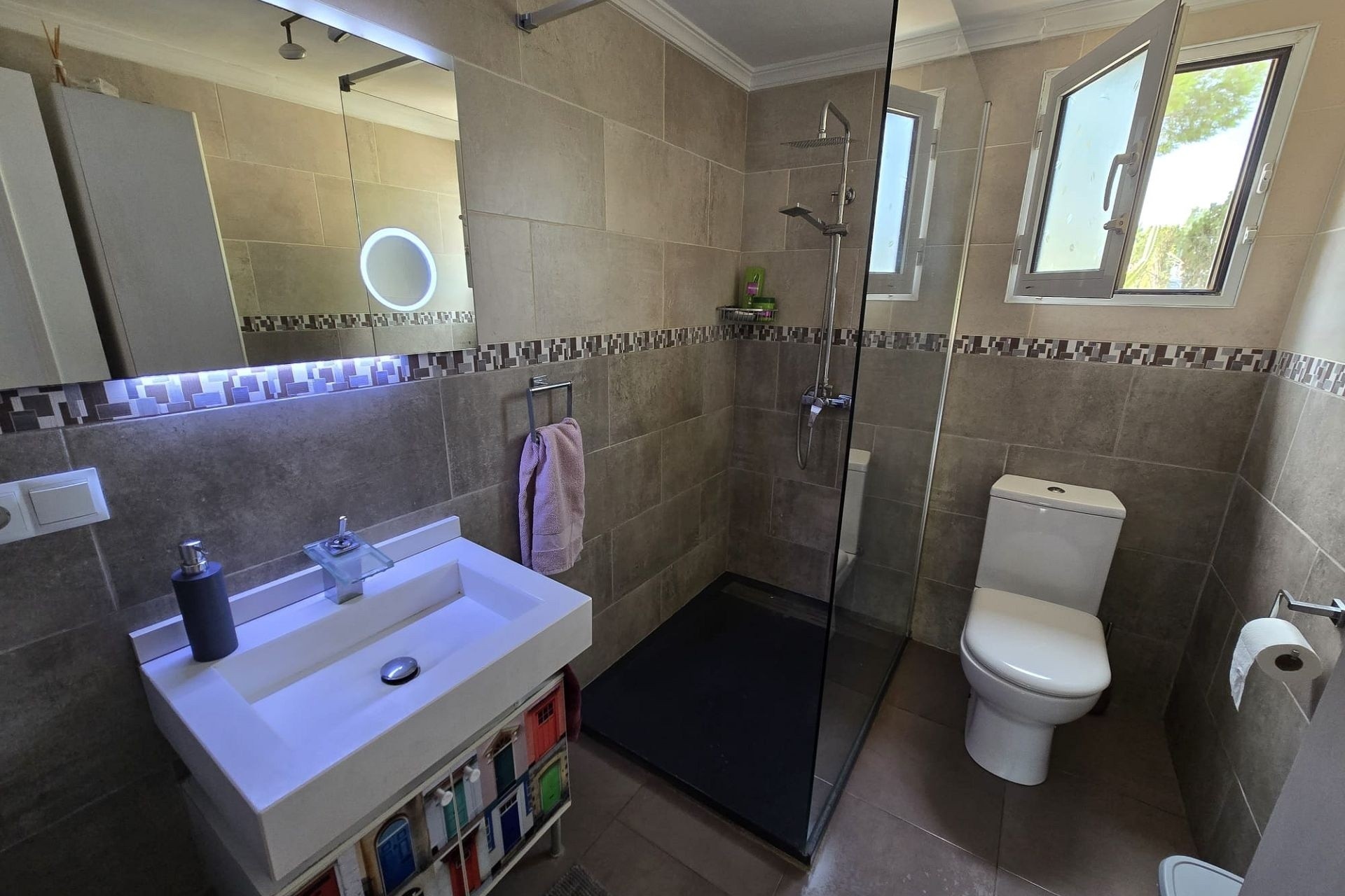 Herverkoop - Vrijstaande Villa -
SAX