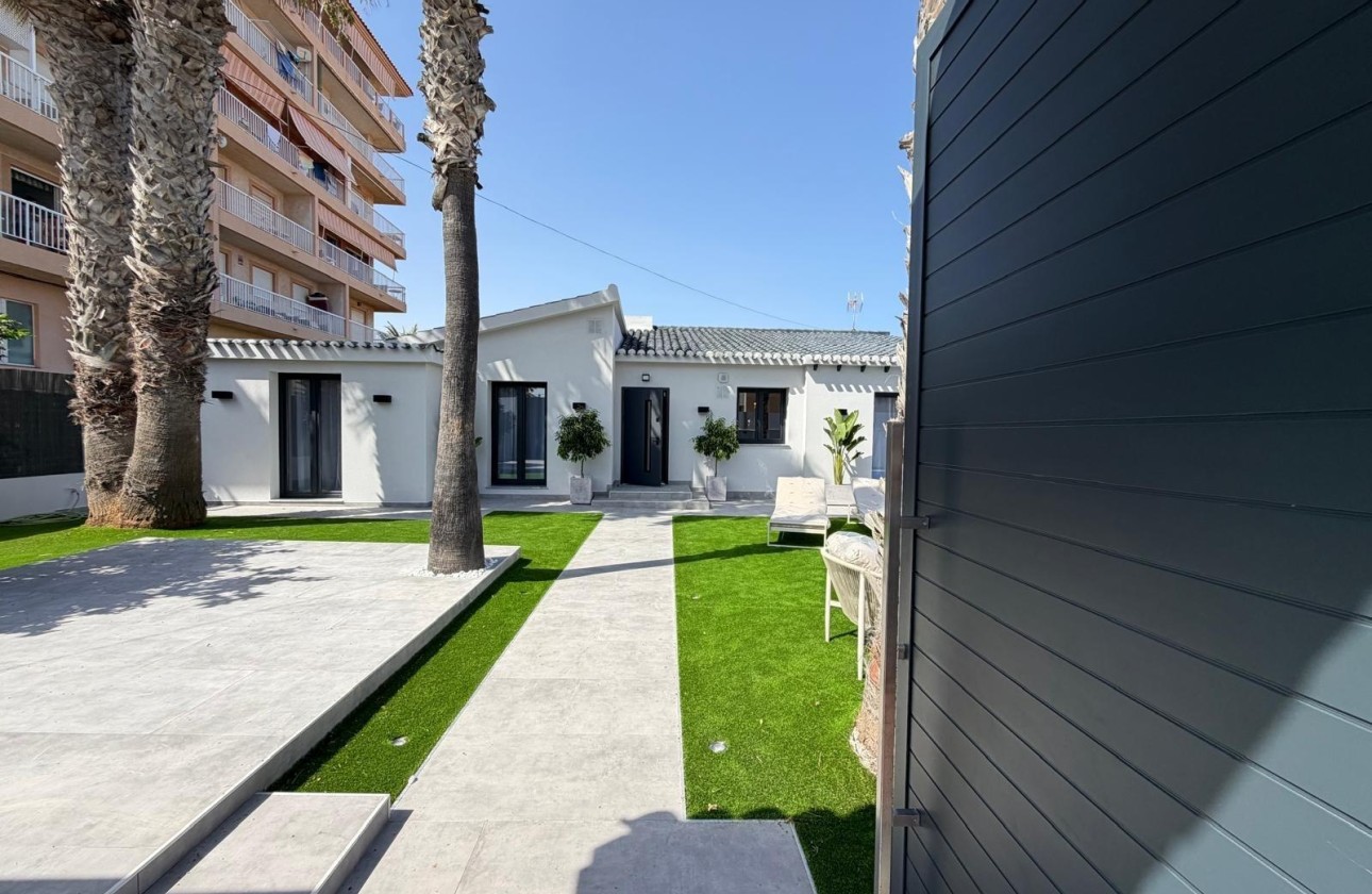 Herverkoop - Vrijstaande Villa -
Torrevieja - Punta Prima