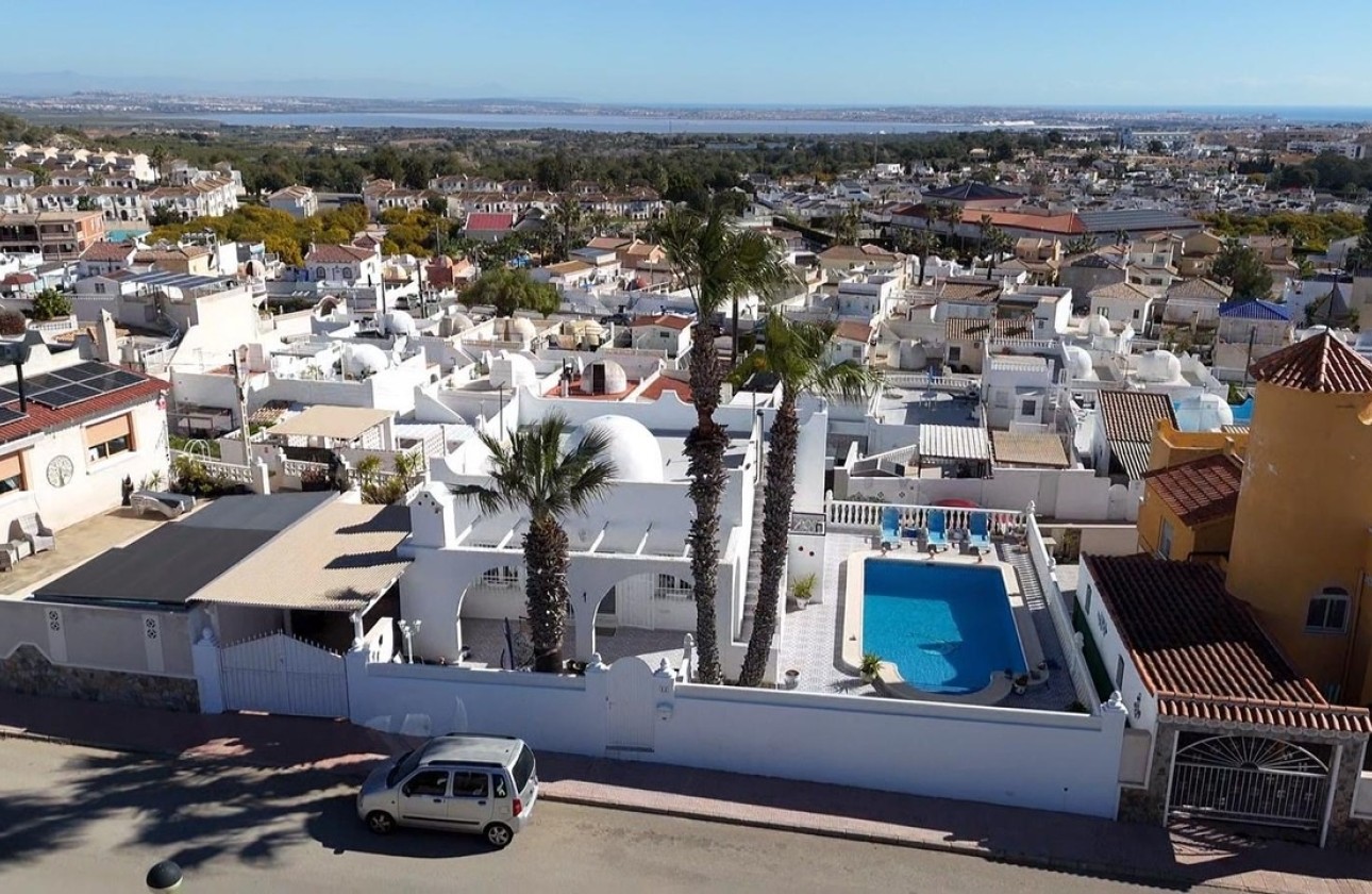 Herverkoop - Vrijstaande Villa -
Villamartín - Costa Blanca