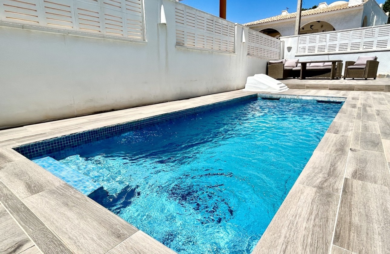 Herverkoop - Vrijstaande Villa -
Villamartín - Costa Blanca