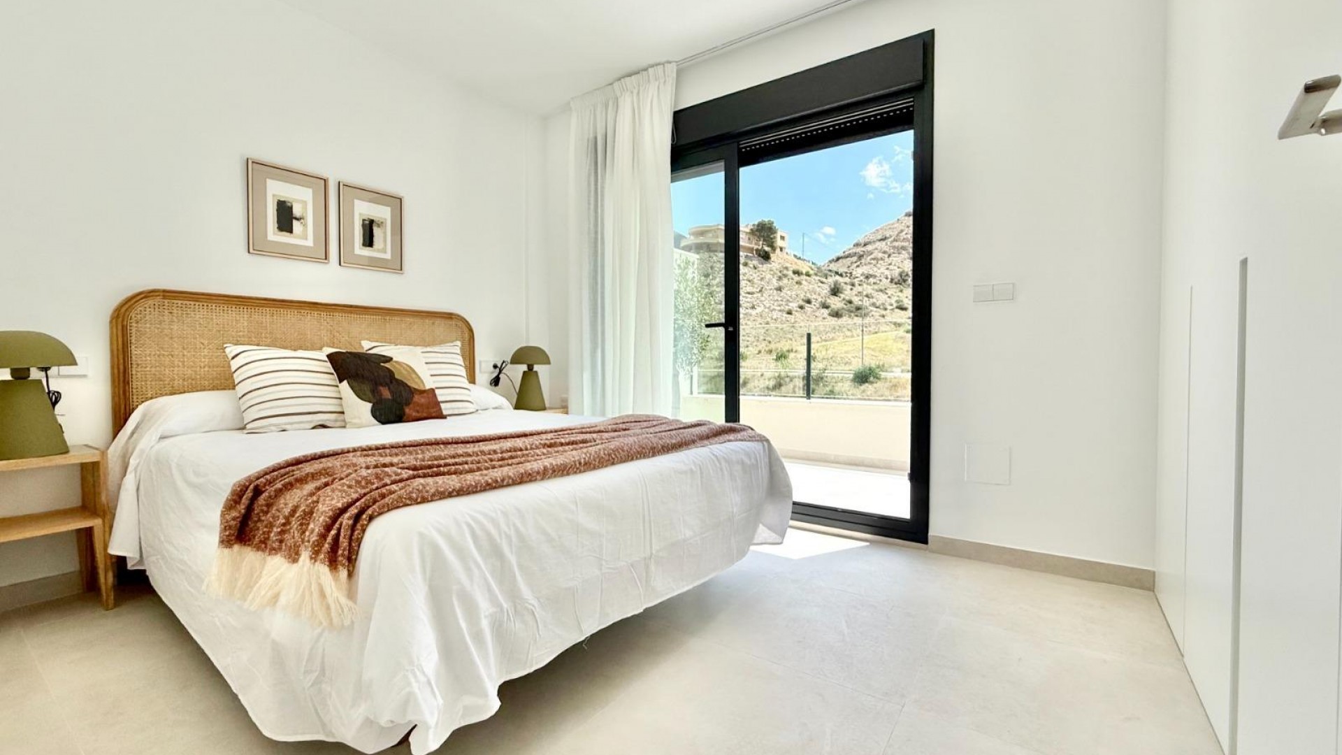 New Build - Town house -
Cox - Sin Zona