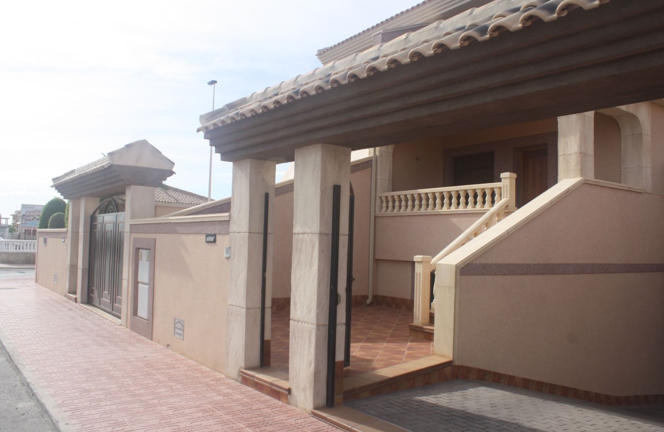 NIEUWBOUW - Halfvrijstaande villa -
Torrevieja