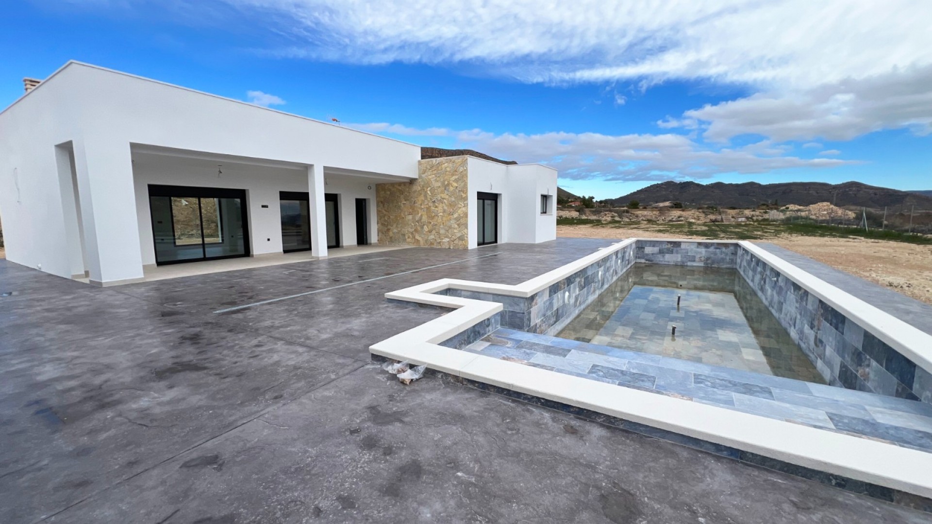 Nowa konstrukcja - Willa wolnostojąca -
Aspe