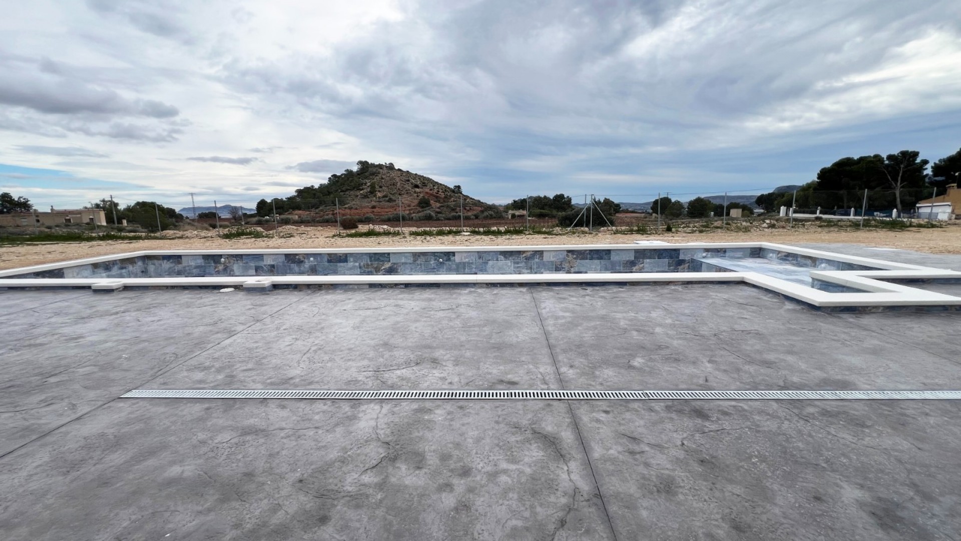 Nowa konstrukcja - Willa wolnostojąca -
Aspe