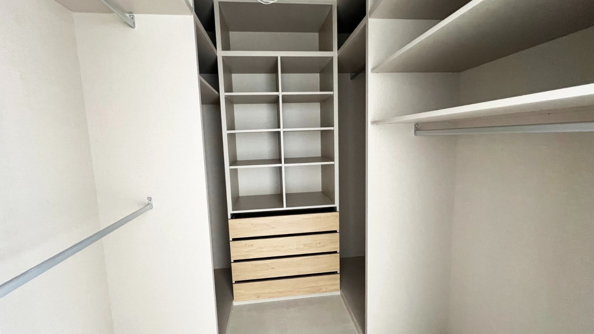 Nowa konstrukcja - Willa wolnostojąca -
Aspe