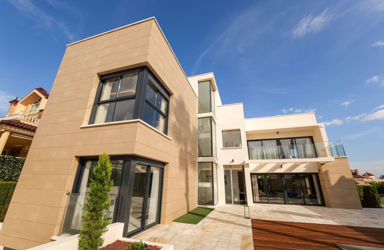 Obra Nueva - Chalet Independiente -
Torrevieja