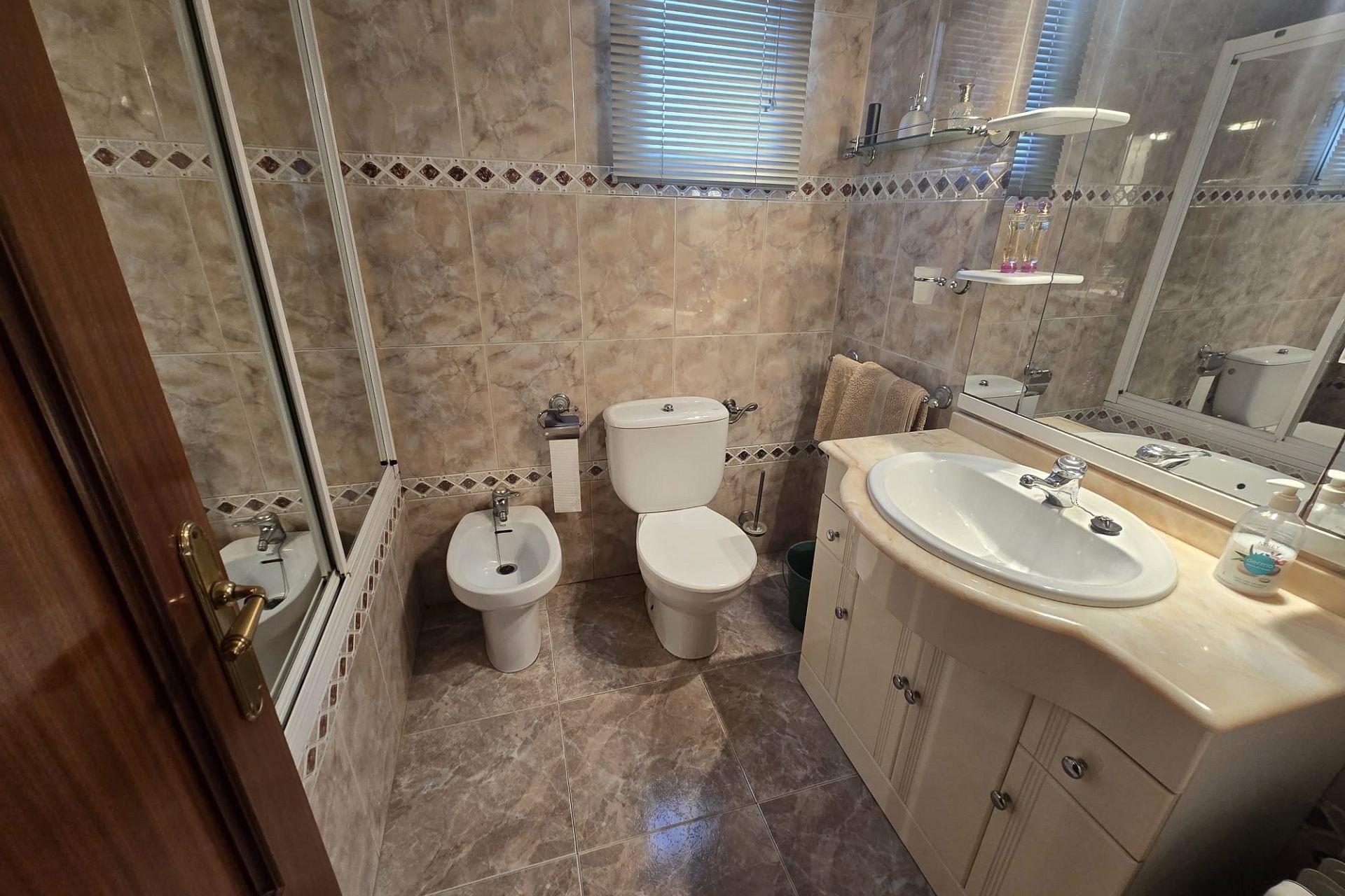 Resale - Apartment / Flat -
Sax - SAX