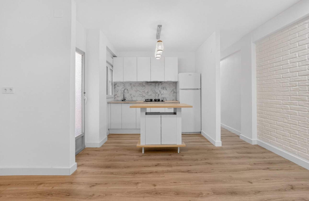 Resale - Apartment / Flat -
Torrevieja - Centro