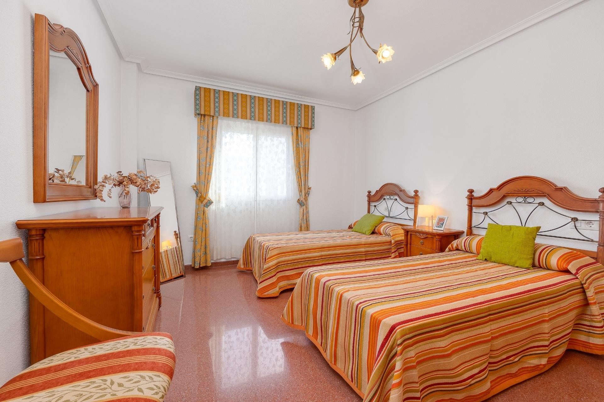 Resale - Apartment / Flat -
Torrevieja - Paseo maritimo