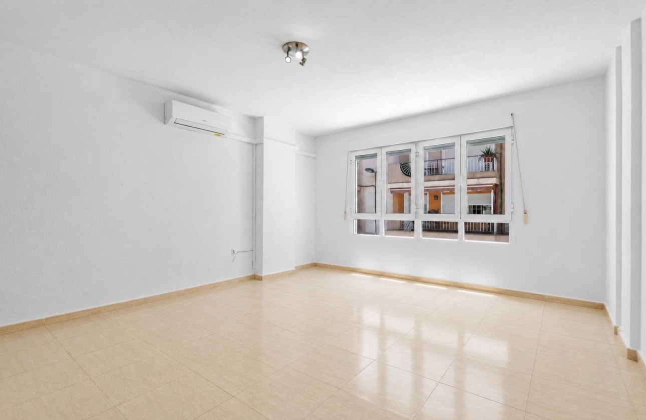 Resale - Apartment / Flat -
Torrevieja - Puerto Deportivo
