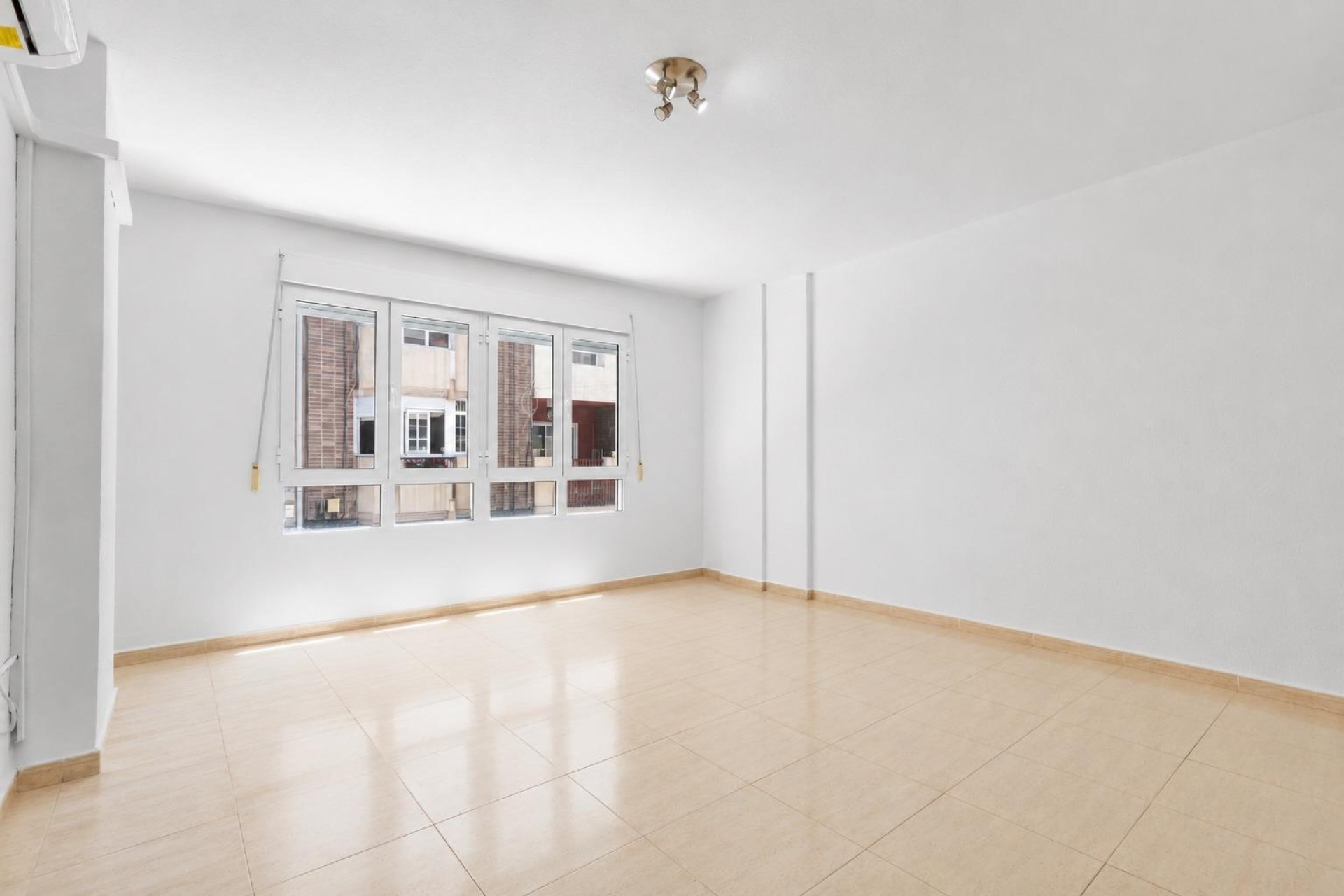 Resale - Apartment / Flat -
Torrevieja - Puerto Deportivo