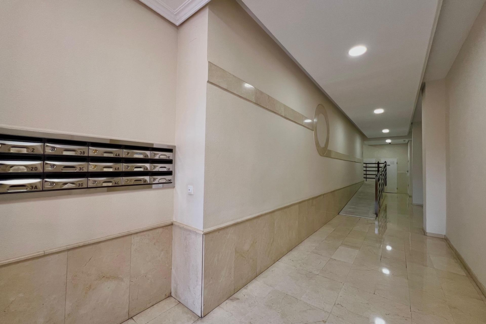 Resale - Apartment / Flat -
Torrevieja - Puerto Deportivo