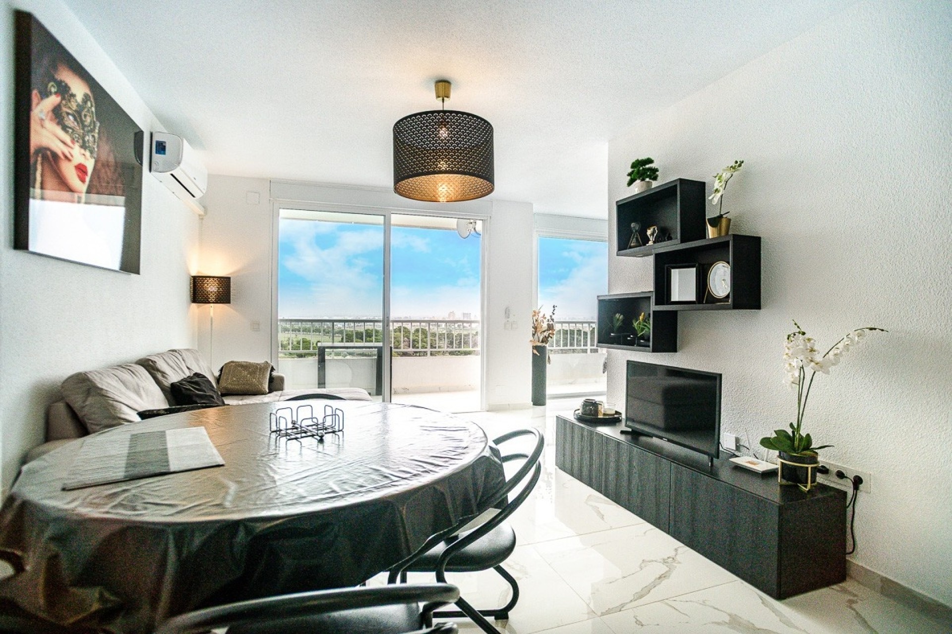Resale - Apartment / Flat -
Torrevieja - Punta Prima