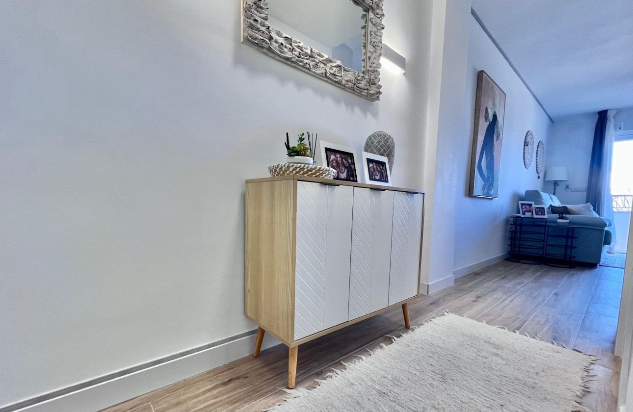 Resale - Apartment / Flat -
Torrevieja - Punta Prima