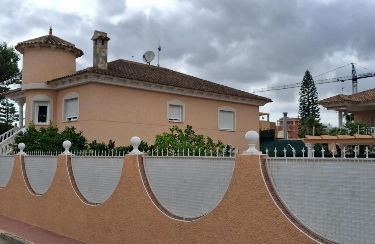 Resale - Detached Villa -
Benferri - BENFIS PARK
