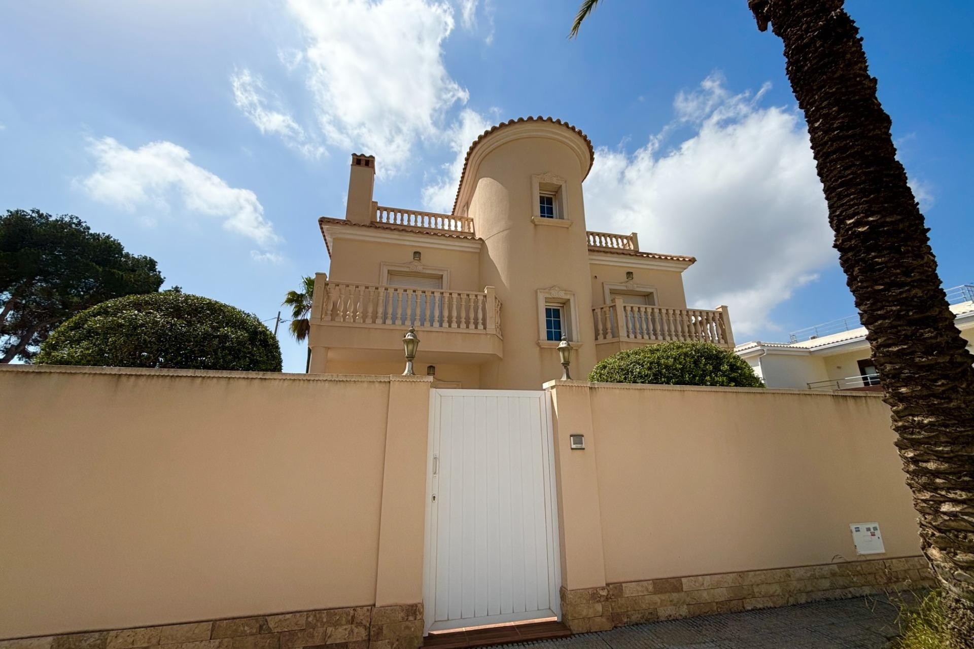 Resale - Detached Villa -
Cabo Roig