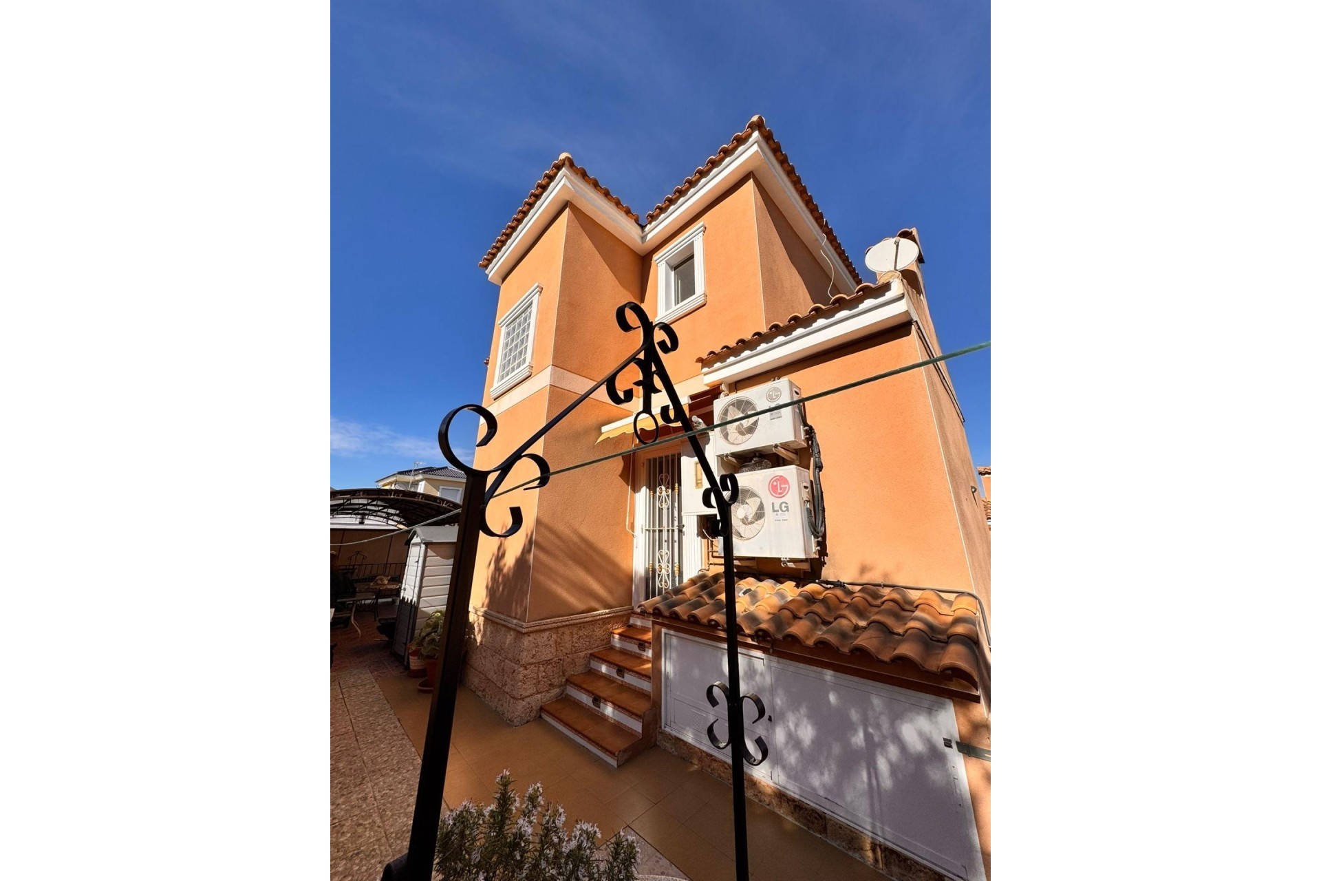 Resale - Detached Villa -
Cox