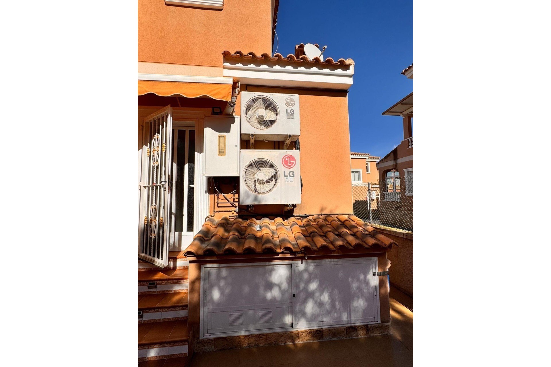 Resale - Detached Villa -
Cox