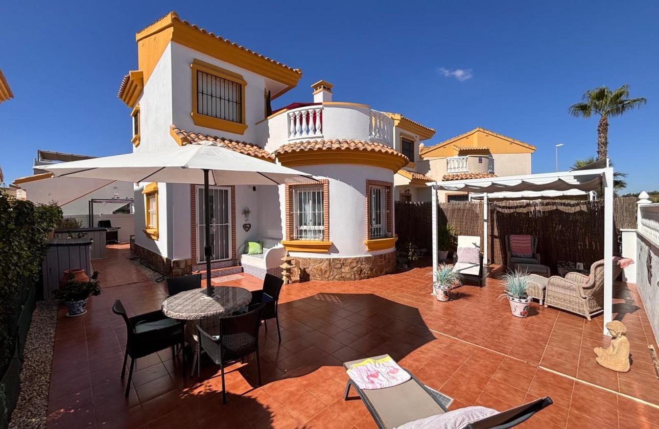 Resale - Detached Villa -
El Campo