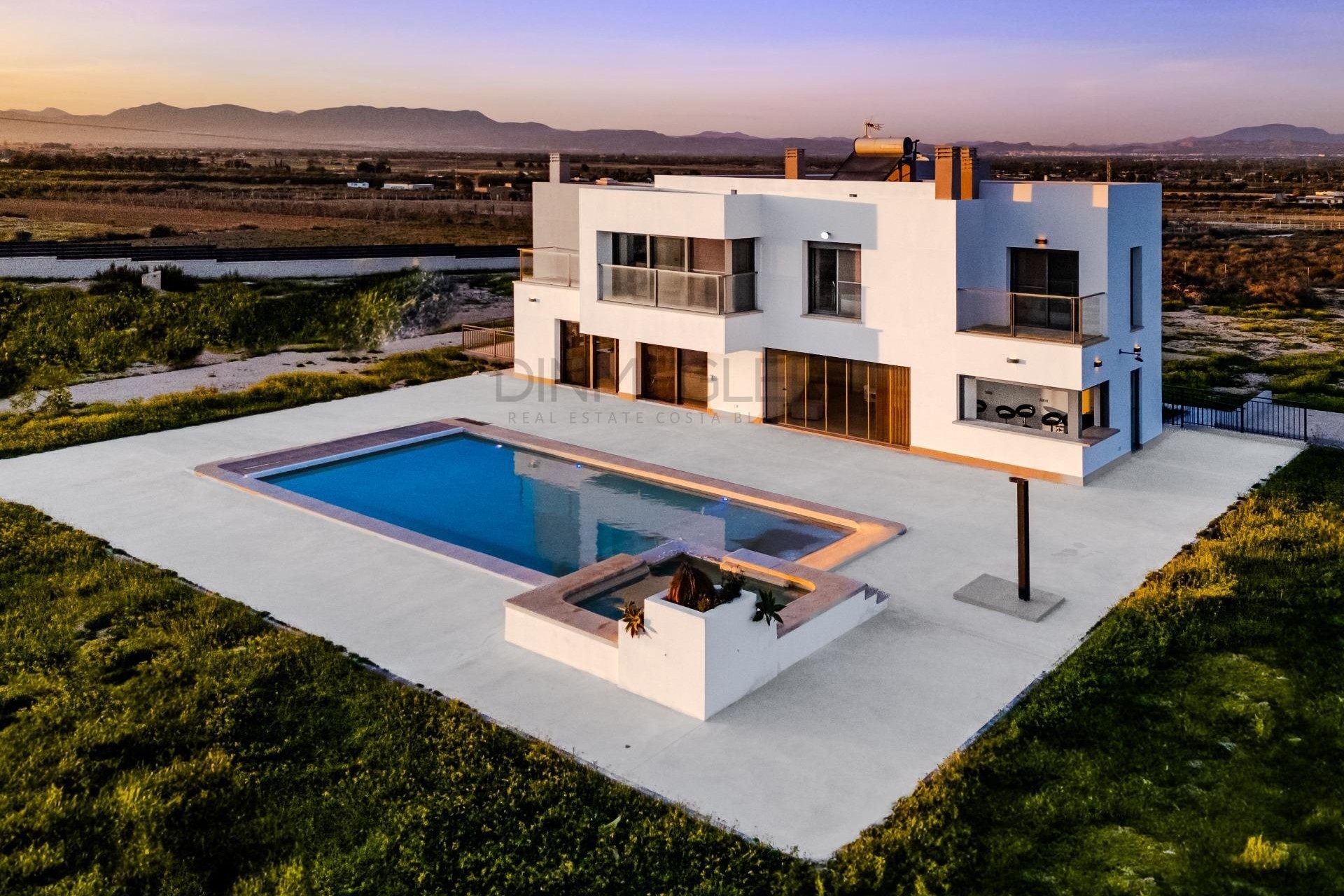 Resale - Detached Villa -
La Marina