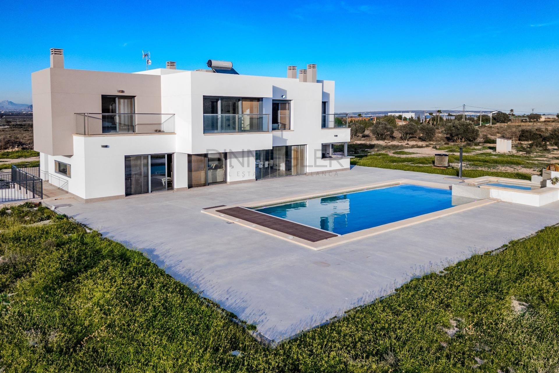 Resale - Detached Villa -
La Marina