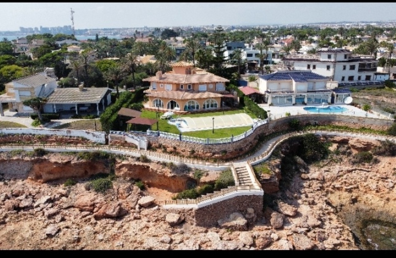 Resale - Detached Villa -
Orihuela Costa