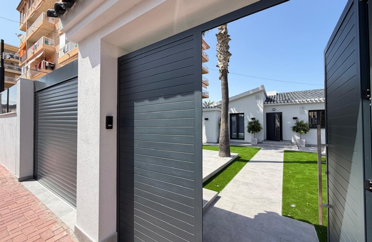 Resale - Detached Villa -
Torrevieja - Punta Prima