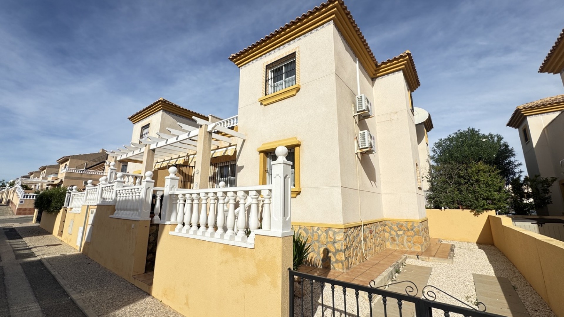 Resale - Doppelhaushälfte -
Villamartín