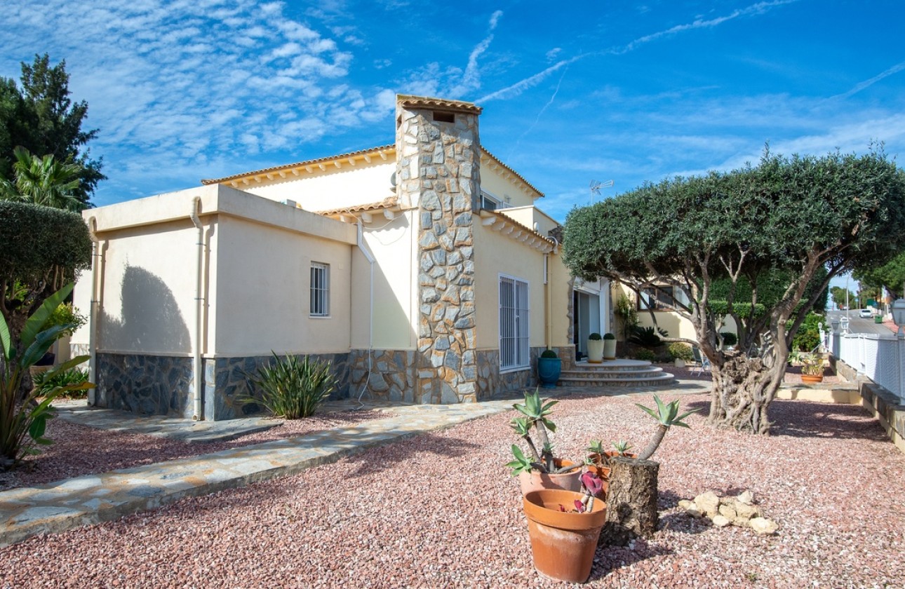 Resale - Freistehende Villa -
Algorfa