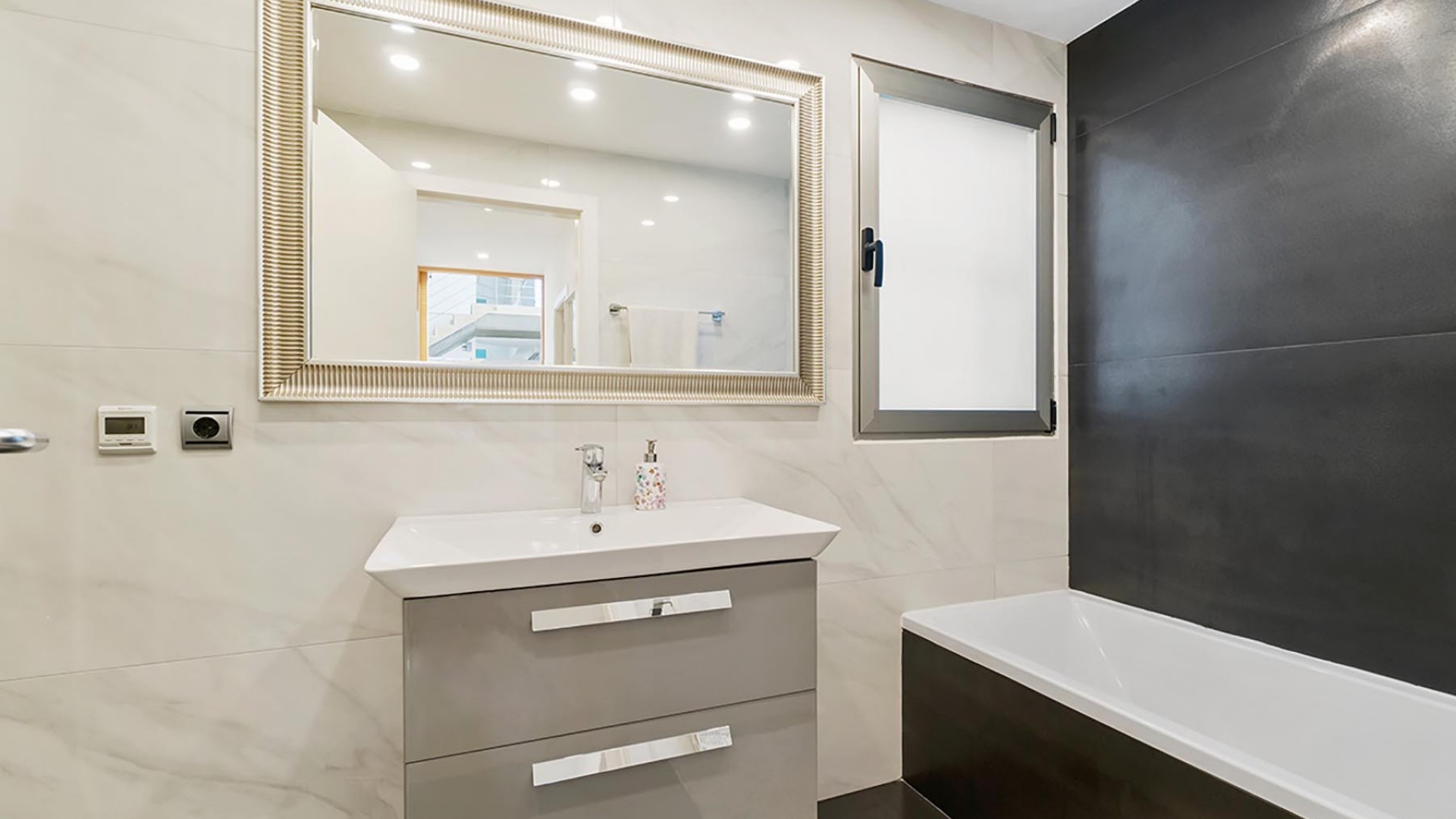 Resale - Freistehende Villa -
Alicante - Campoamor