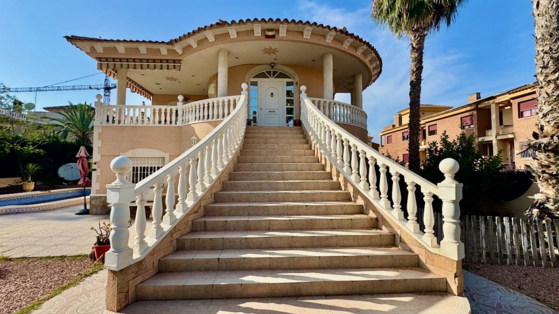 Resale - Freistehende Villa -
Benferri