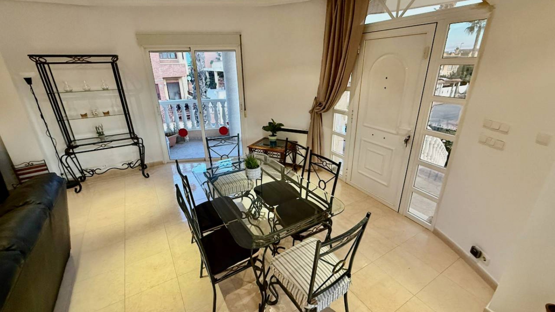 Resale - Freistehende Villa -
Benferri