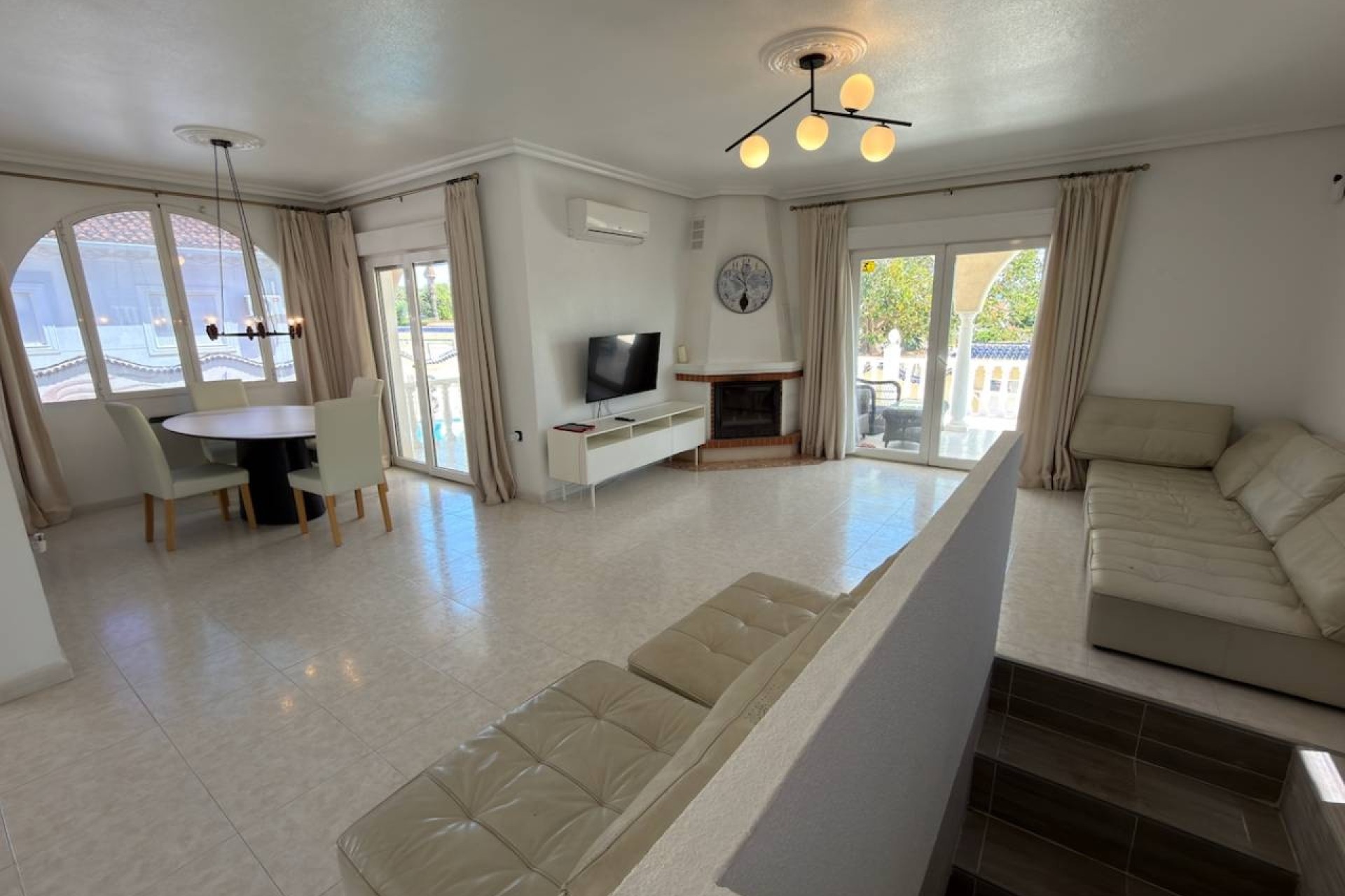 Resale - Freistehende Villa -
Ciudad Quesada - Rojales - Urbanizaciones