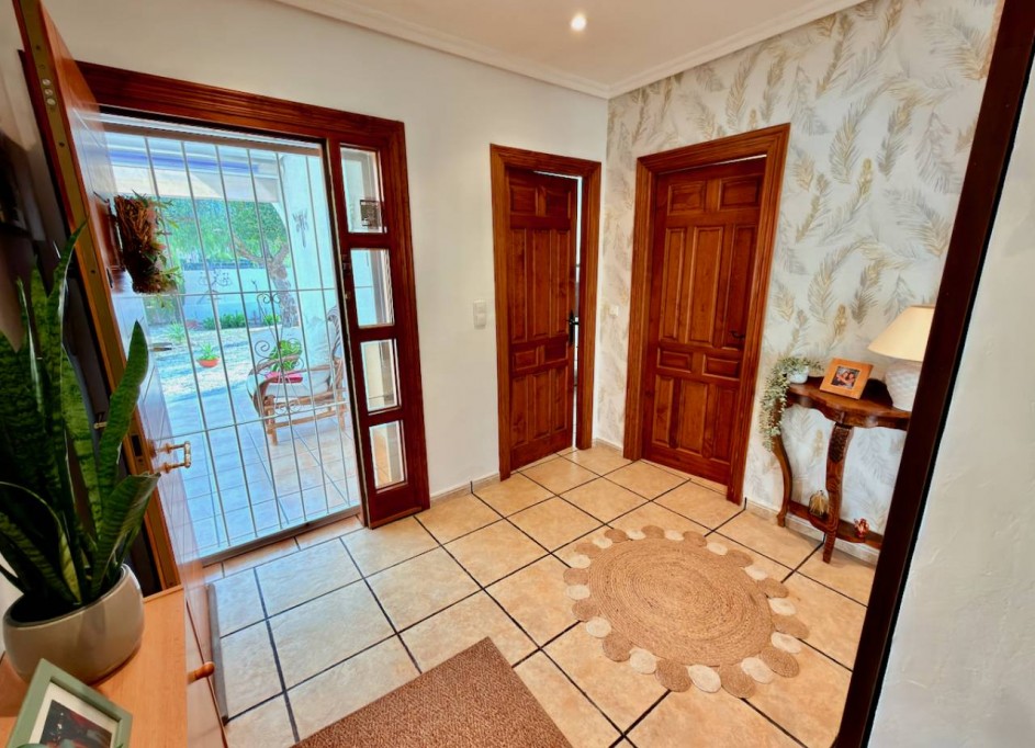 Resale - Freistehende Villa -
Hondón de las Nieves