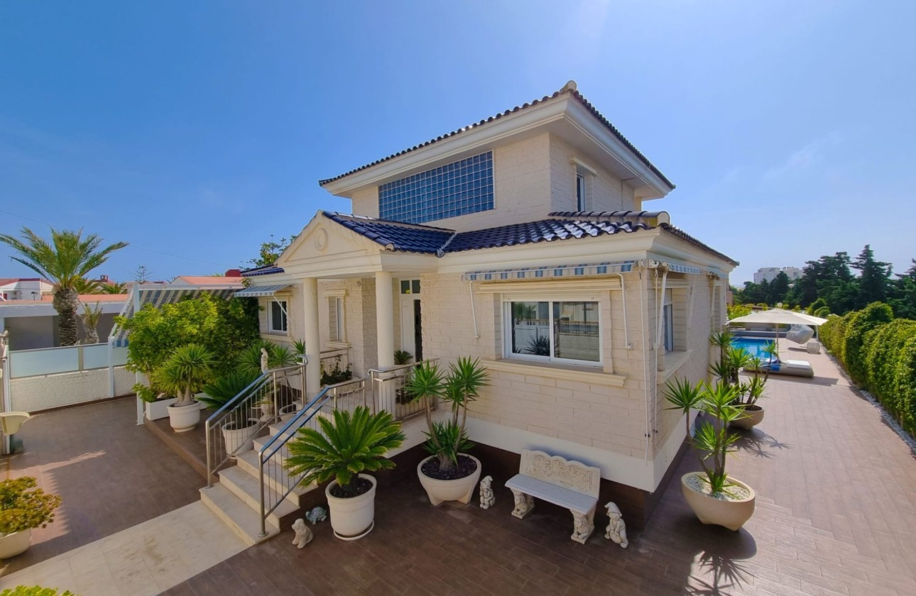 Resale - Freistehende Villa -
La Mata