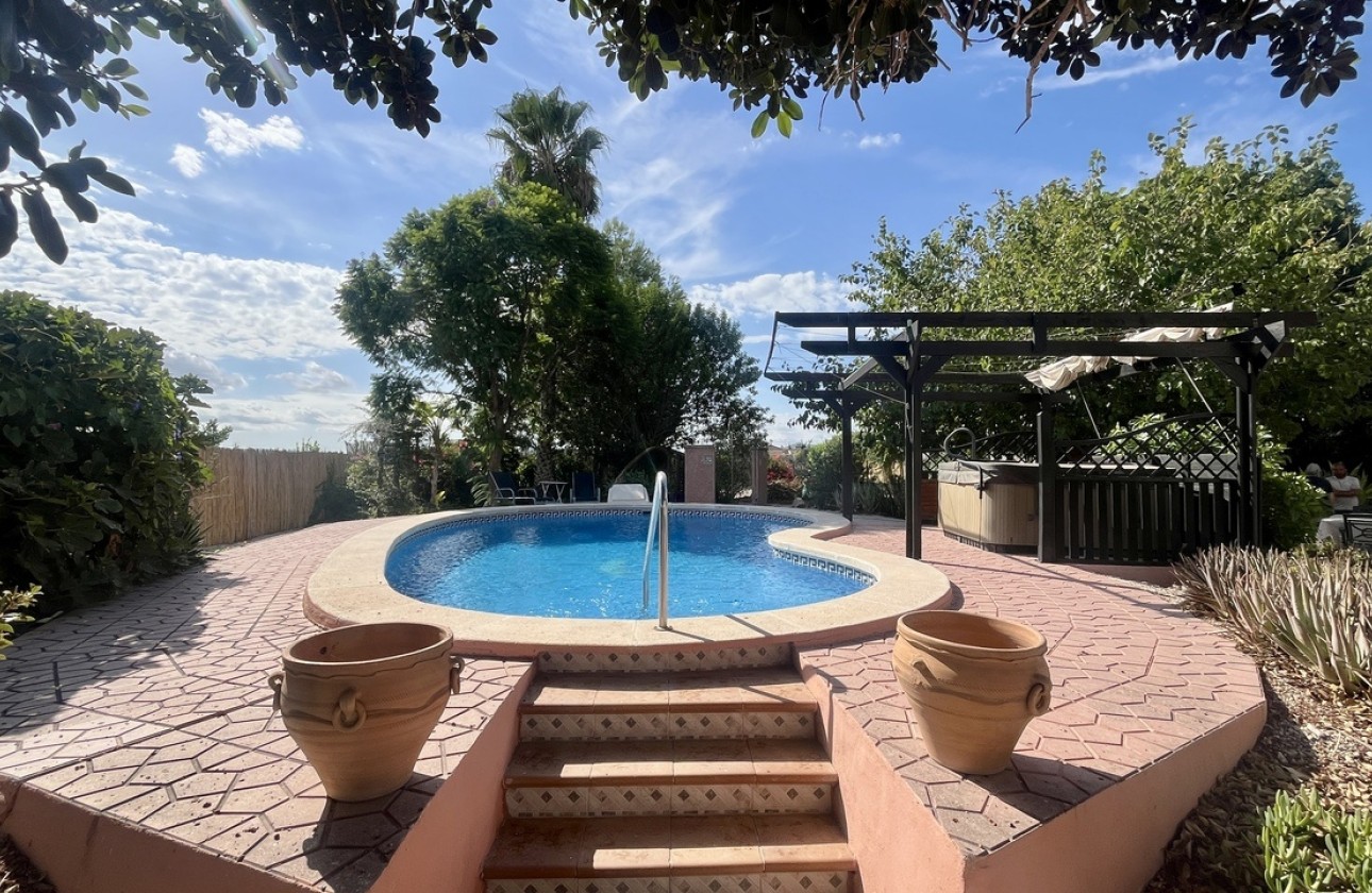 Resale - Freistehende Villa -
Orihuela