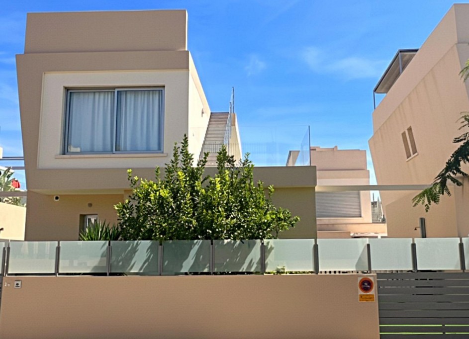 Resale - Freistehende Villa -
Pilar de la Horadada - Pueblo Latino