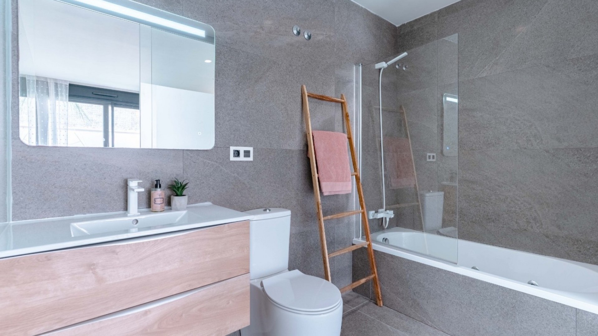 Resale - Freistehende Villa -
San Miguel de Salinas