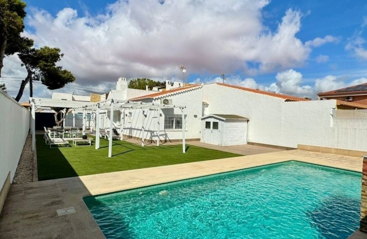 Resale - Freistehende Villa -
Torrevieja