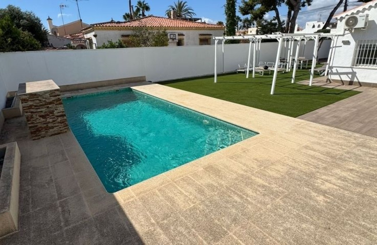 Resale - Freistehende Villa -
Torrevieja