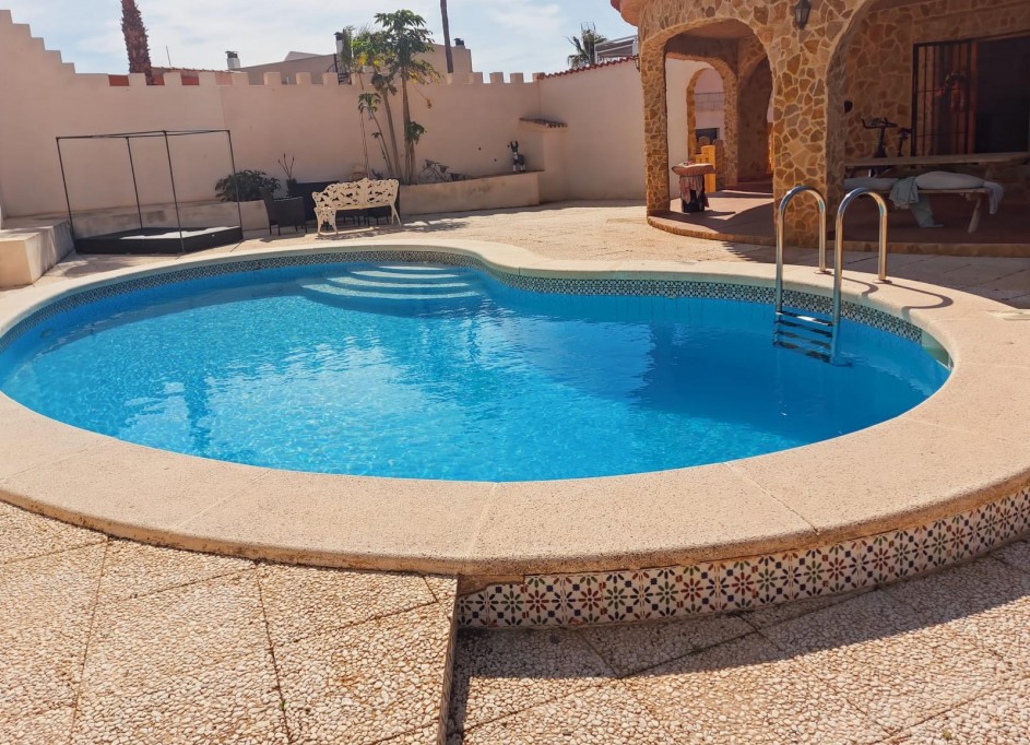 Resale - Freistehende Villa -
Torrevieja
